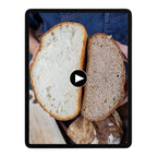 Zwei Brothälften im Anschnitt (hell/dunkel) auf einem Tablet