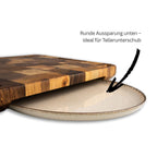 Holzbrett mit Teller darunter