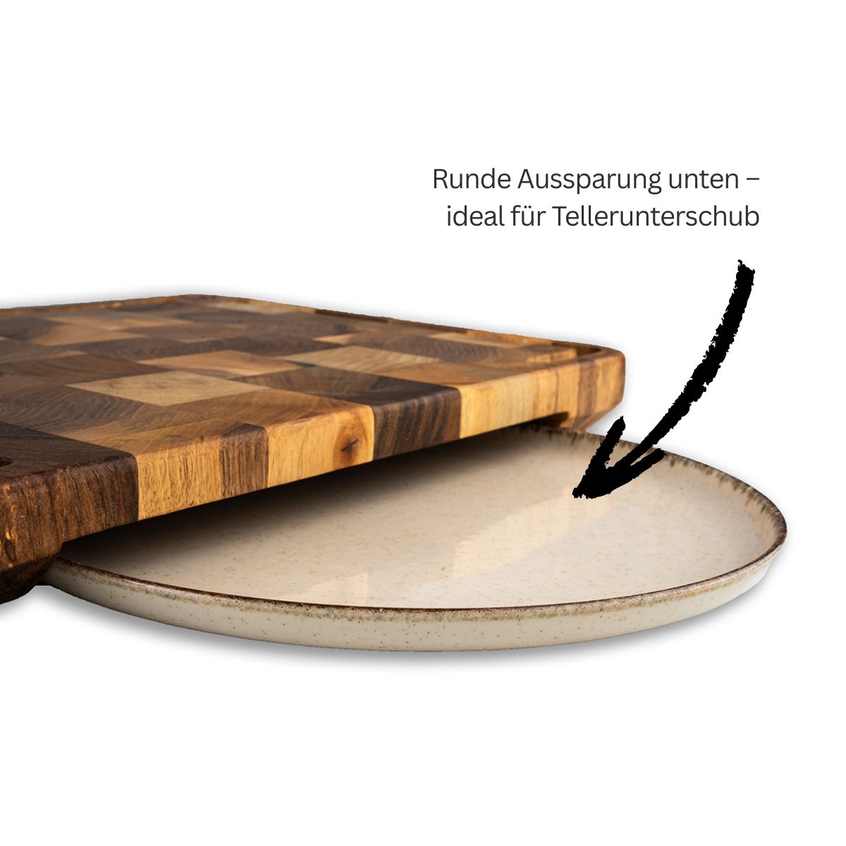 Holzbrett mit Teller darunter