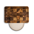 Holzschneidebrett auf Keramikteller