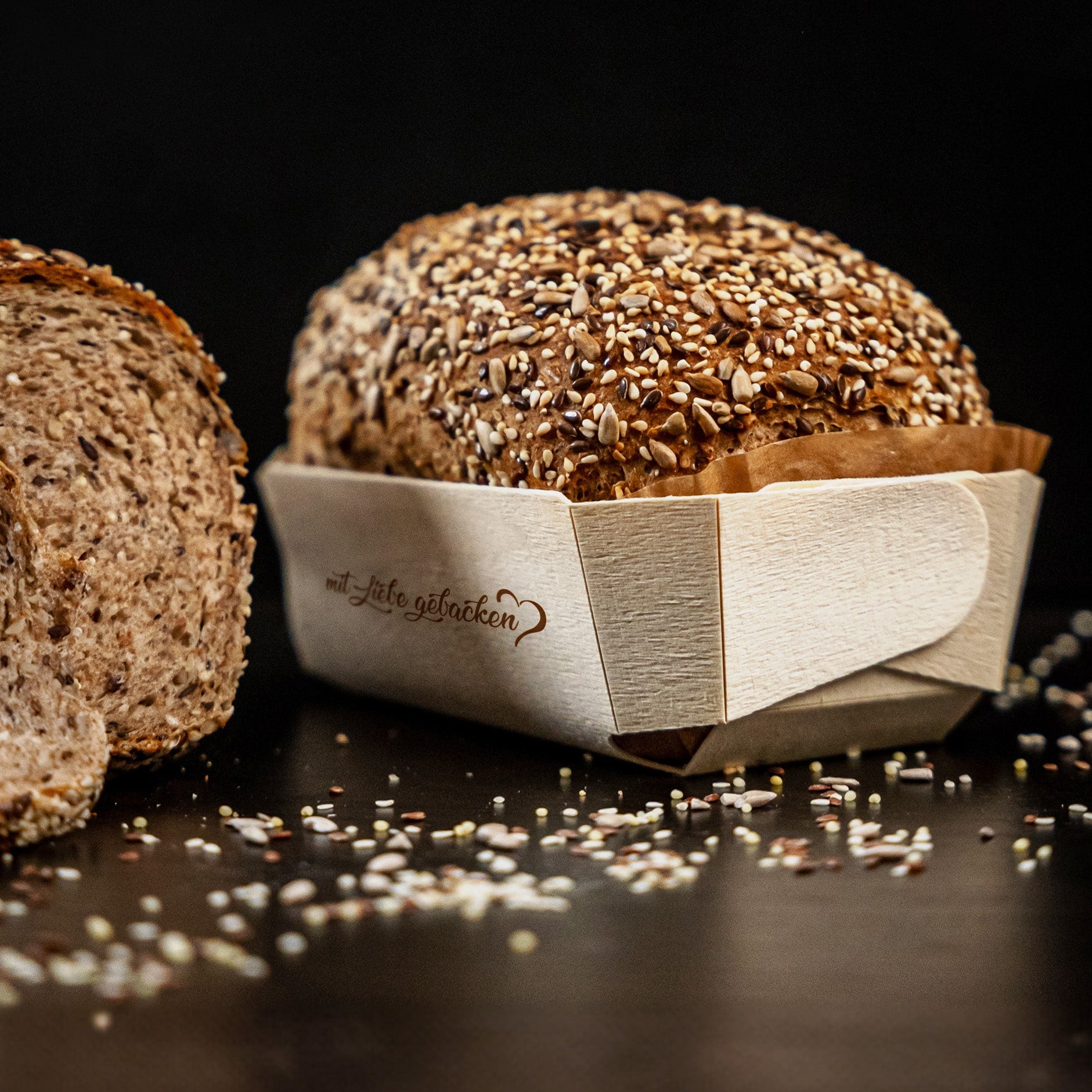 Vollkornbrot mit Saaten im Brotkasten