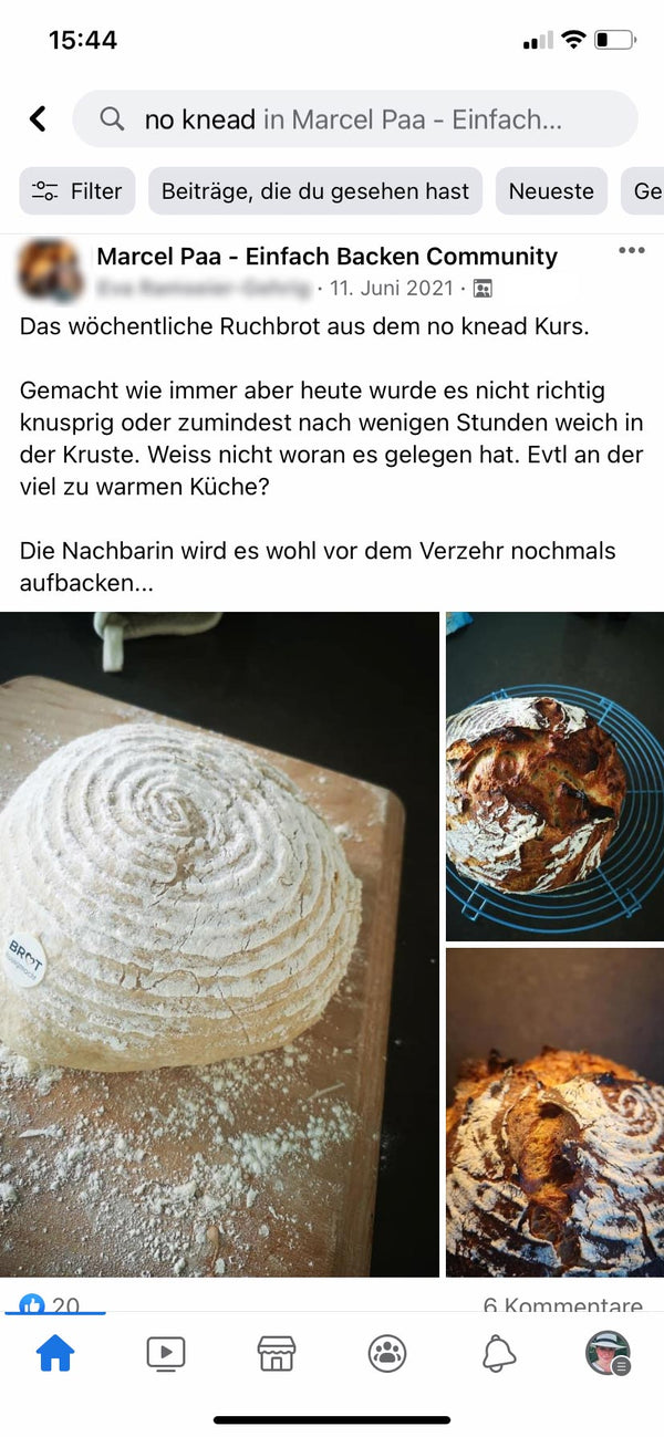 Frisch gebackenes Brot auf Gitter.