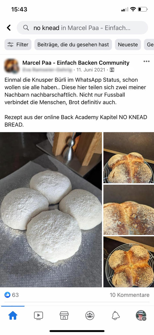 Frisch gebackene Brote auf Gitter.