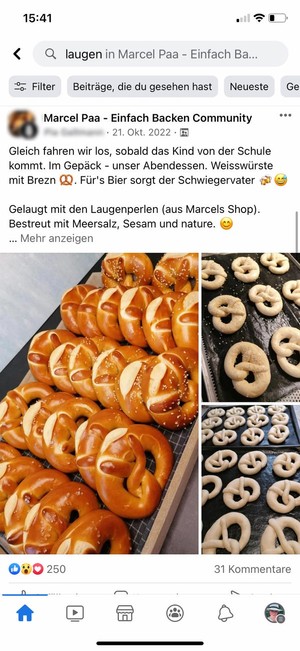 Frische Brezeln auf Backblech.