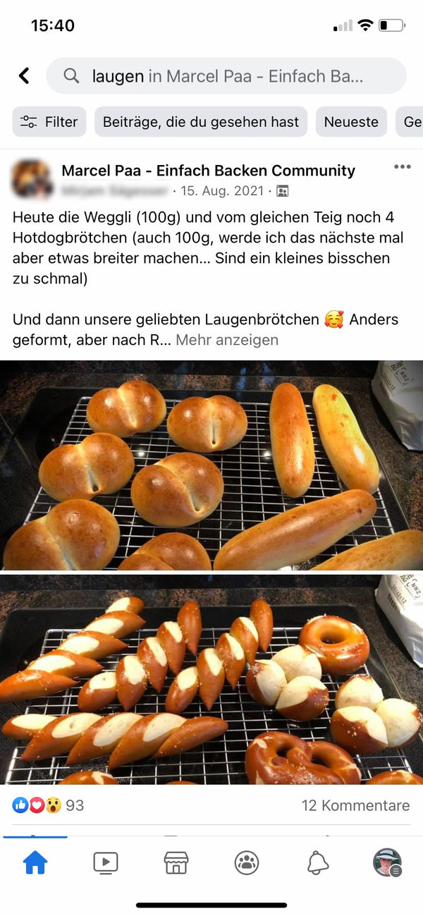 Laugengebäck und Brötchen auf Gitter.