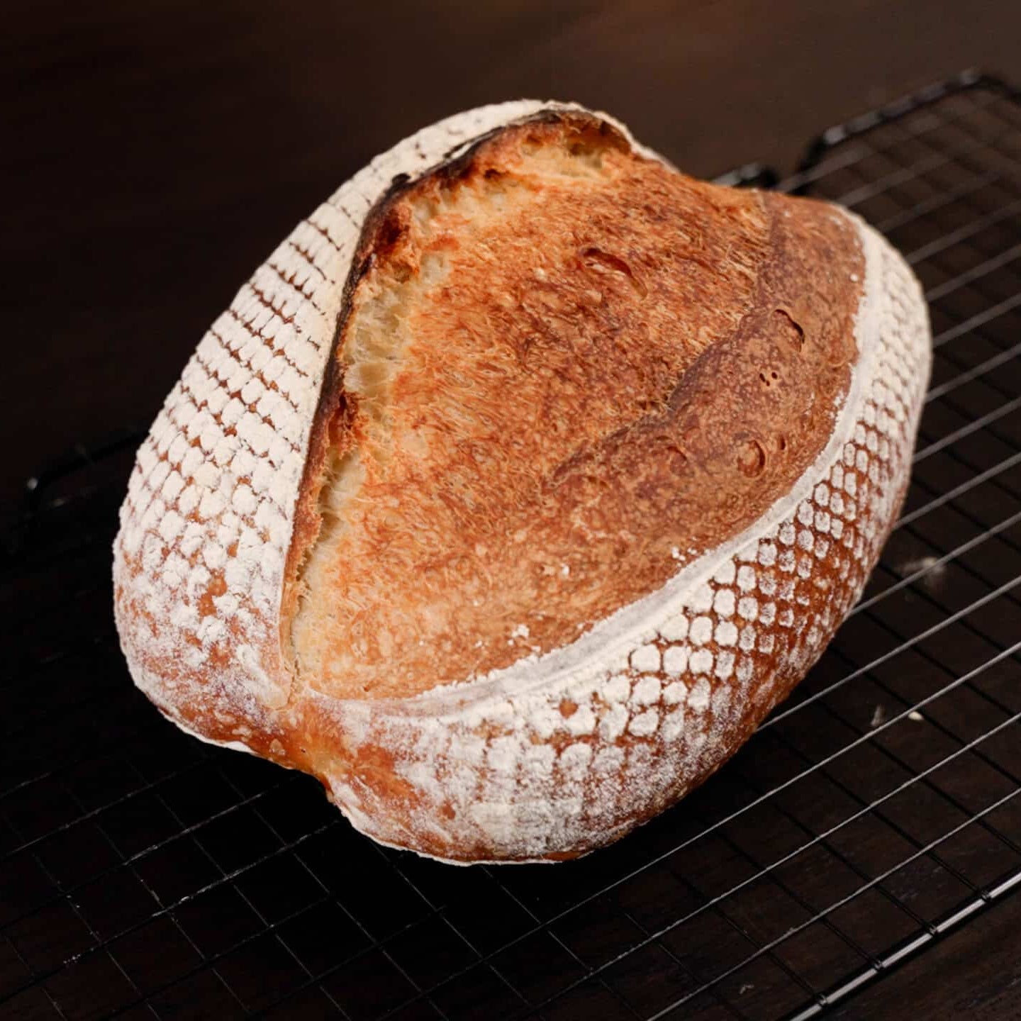 Frisch gebackenes Brot auf Gitter.