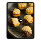 Buttergebäck mit Schokolade auf einem Tablet