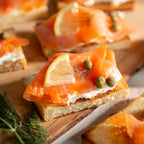Lachsbrötchen mit Zitrone und Kapern