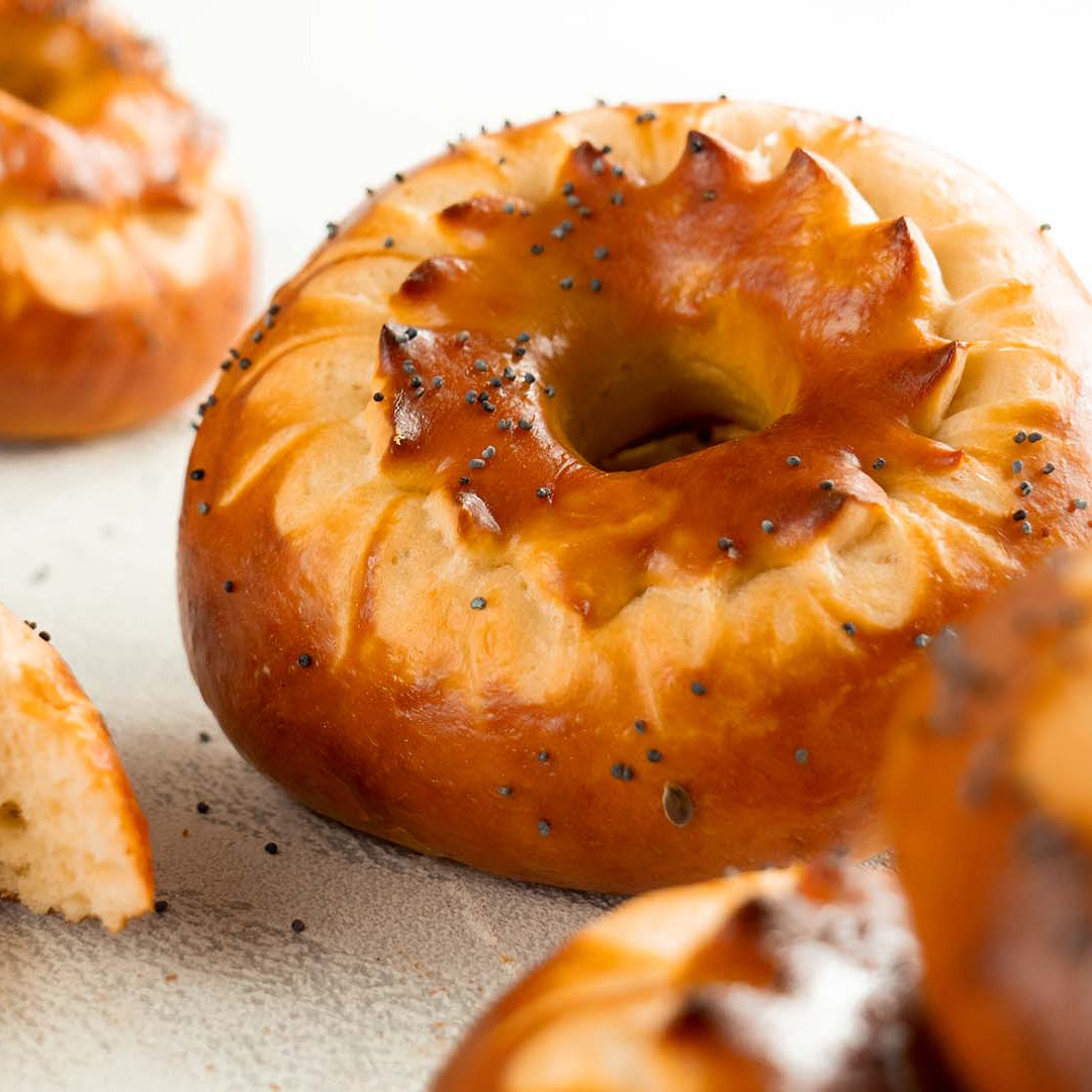 Frische, goldbraune Bagels mit Mohn