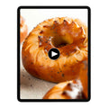 Frische, goldbraune Bagels mit Mohn auf einem Tablet