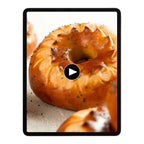 Frische, goldbraune Bagels mit Mohn auf einem Tablet