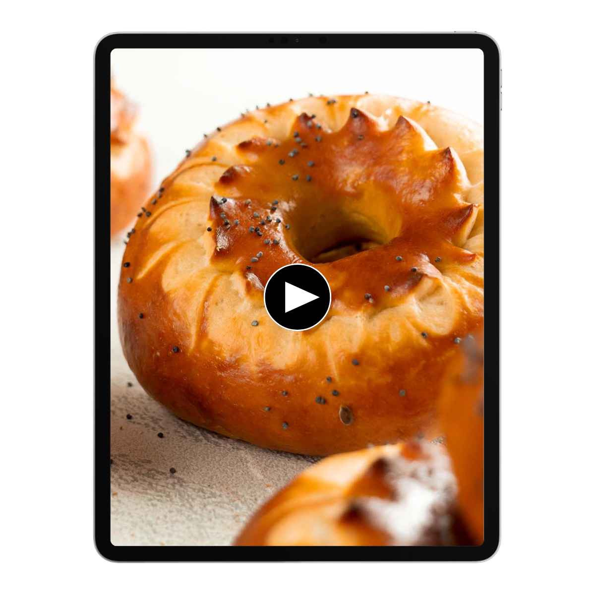 Frische, goldbraune Bagels mit Mohn auf einem Tablet