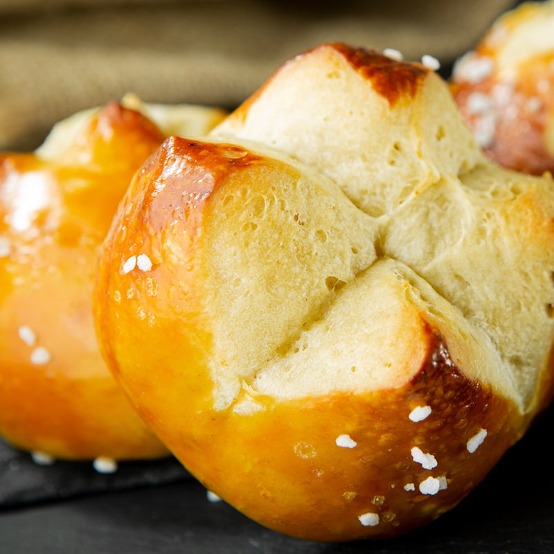 Laugenbrötchen mit grobem Salz