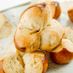 Laugenbrötchen auf Backblech, Nahaufnahme
