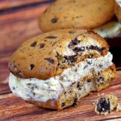 Cookie-Sandwiches mit Eisfüllung, Nahaufnahme