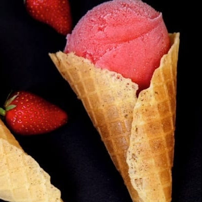 Zwei Fruchtsorbets in Waffeln