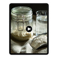 Lievito Madre Glas mit Wasser auf einem Tablet