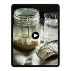 Lievito Madre Glas mit Wasser auf einem Tablet