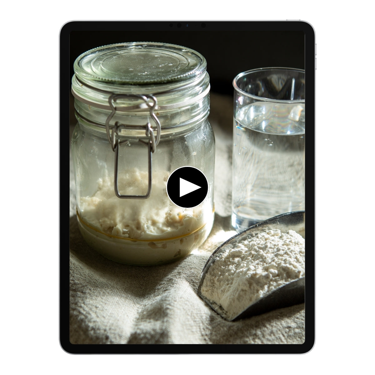 Lievito Madre Glas mit Wasser auf einem Tablet