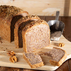 Geschnittenes Nussbrot auf Holzbrett