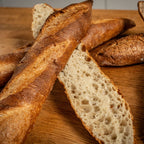 Frisches Baguette auf Holzbrett