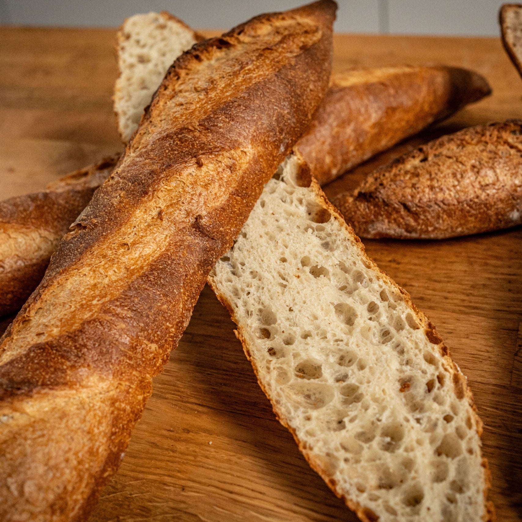 Frisches Baguette auf Holzbrett