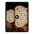 Aufgeschnittenes Sauerteigbrot in Händen auf einem Tablet