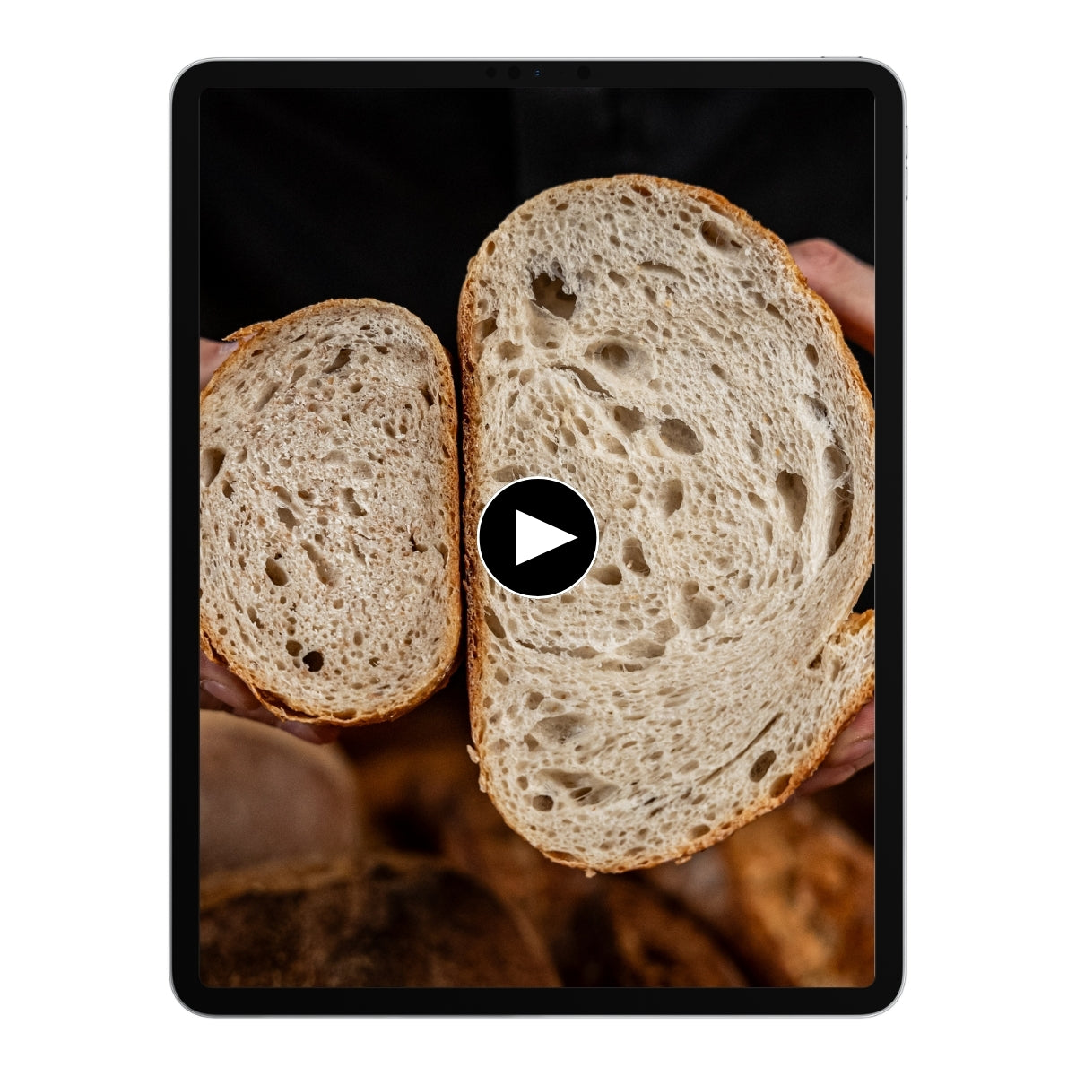 Aufgeschnittenes Sauerteigbrot in Händen auf einem Tablet