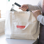 Marcel Paa mit Knetmaschine Tasche