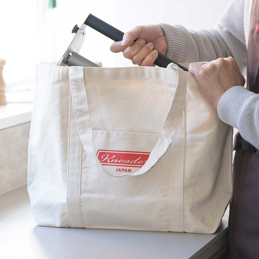 Marcel Paa mit Knetmaschine Tasche