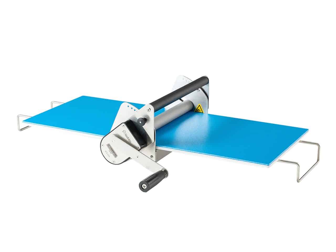 Teigausrollmaschine auf blauem Untergrund
