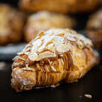 Mandel-Croissant mit Puderzucker bestäubt