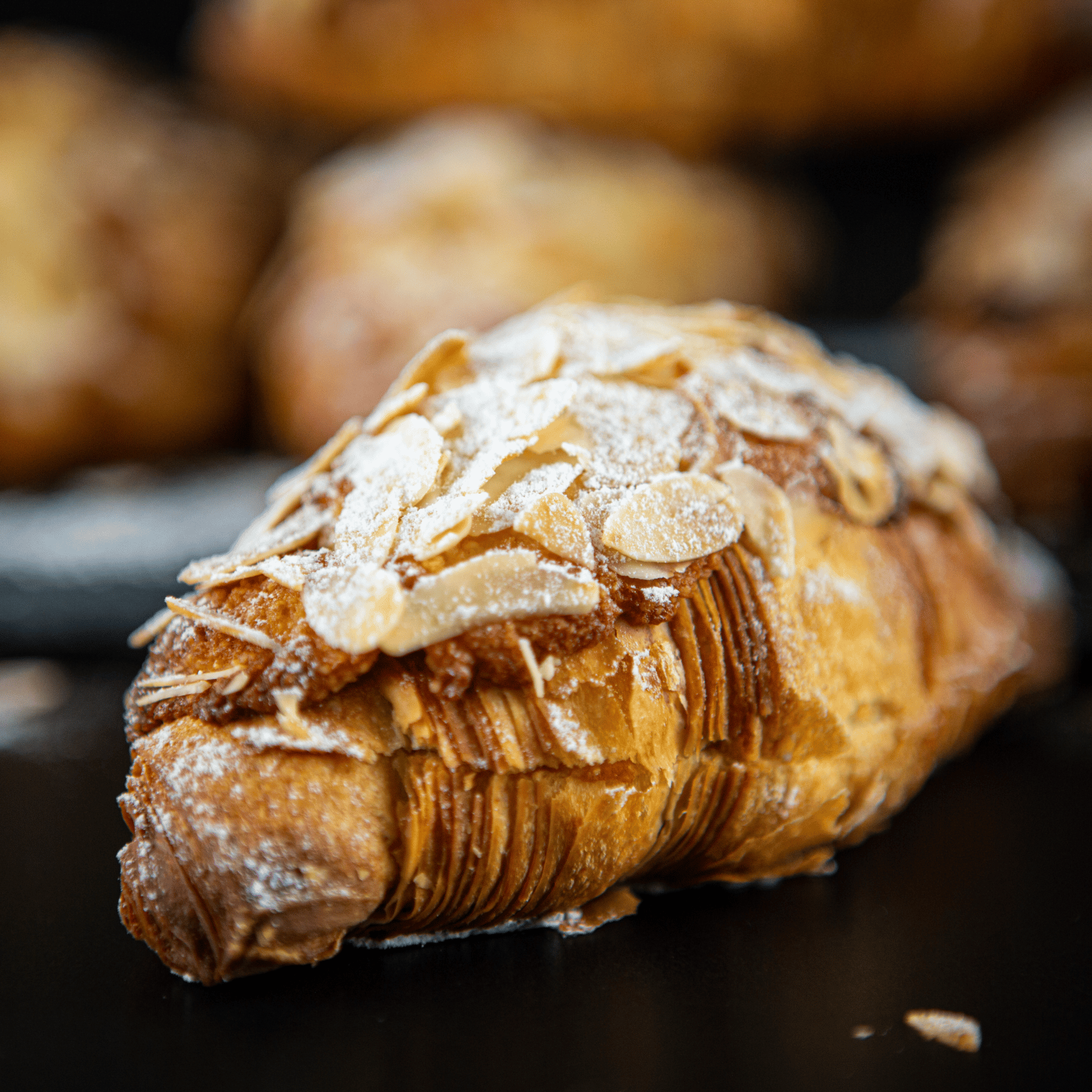 Mandel-Croissant mit Puderzucker bestäubt