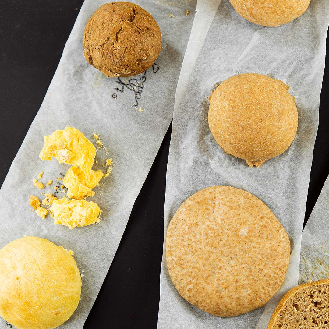 Verschiedene Brötchen auf Backpapier