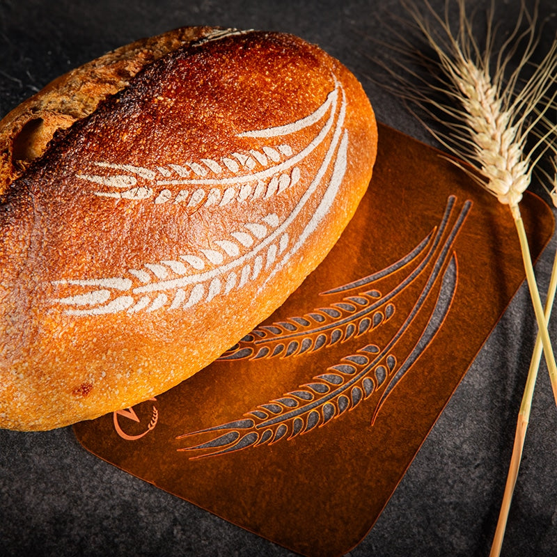 Brot mit Ähren-Muster und Schablone