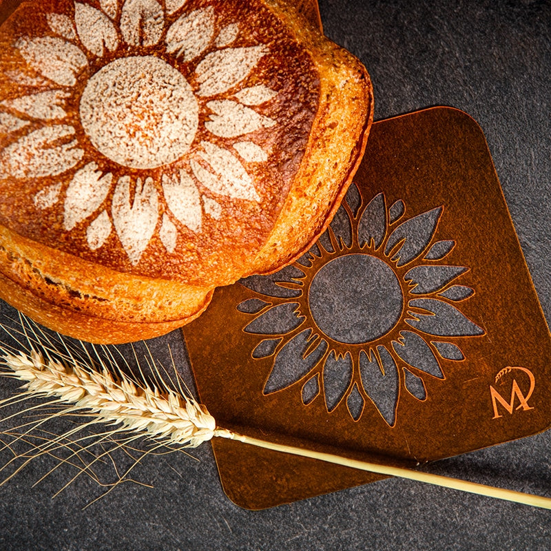 Brot mit Sonnenblumen-Schablone dekoriert