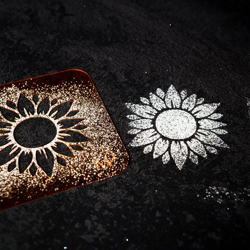 Sonnenblumen-Schablone mit Puderzucker