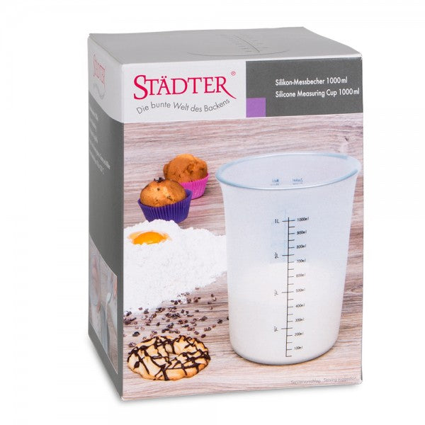 Messbecher vor Backzutaten und Muffins
