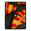 Croissant auf einem Tablette 