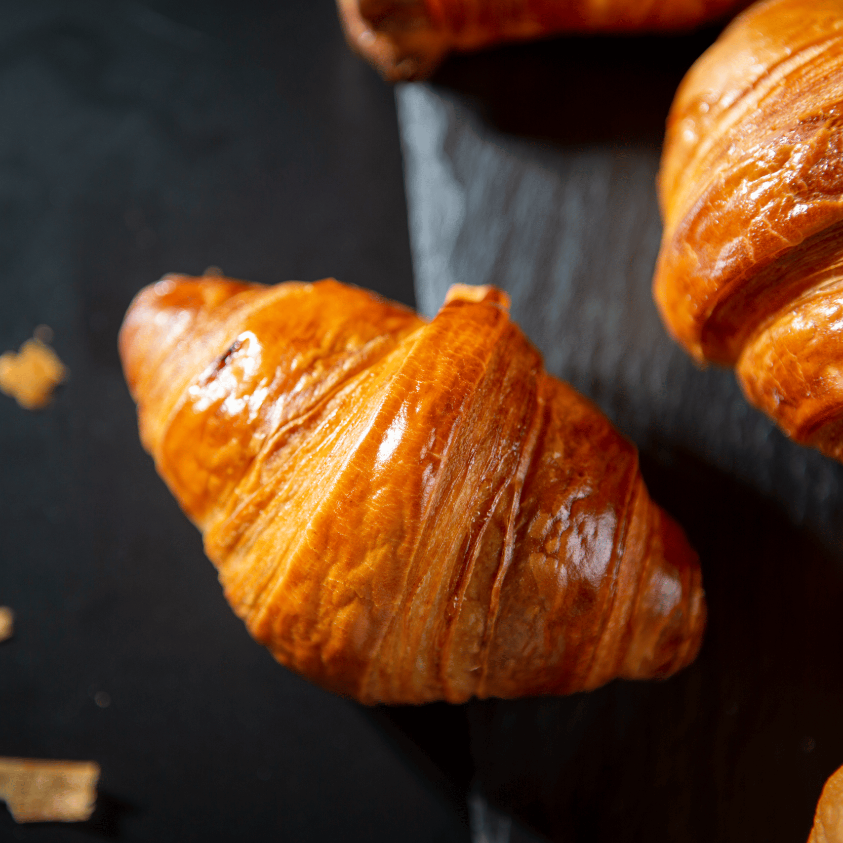 Frisches Croissant auf dunklem Untergrund