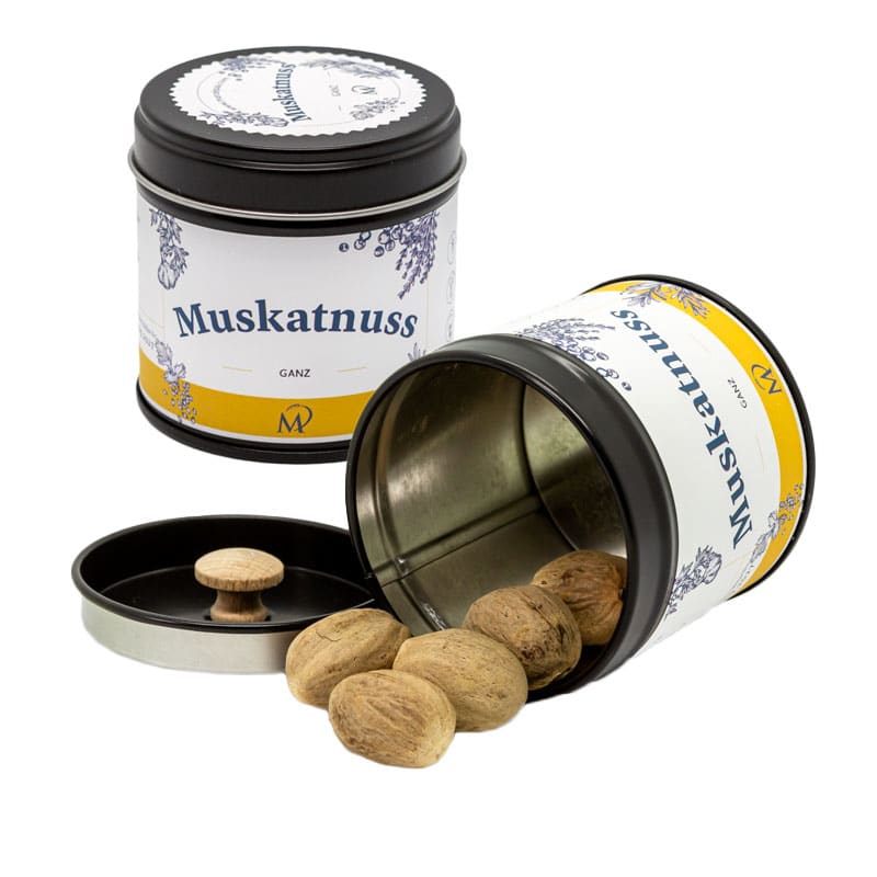 Ganze Muskatnüsse in Metalldose