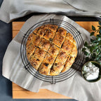Frisch gebackenes Brot auf Gitter.