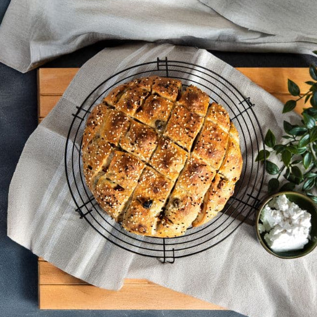 Frisch gebackenes Brot auf Gitter.