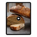 Brotlaib und Brotscheiben auf einem Tablet