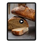 Brotlaib und Brotscheiben auf einem Tablet