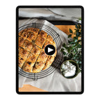 Frisch gebackenes Brot auf einem Tablet