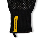 Schwarzer Handschuh mit gelbem Etikett