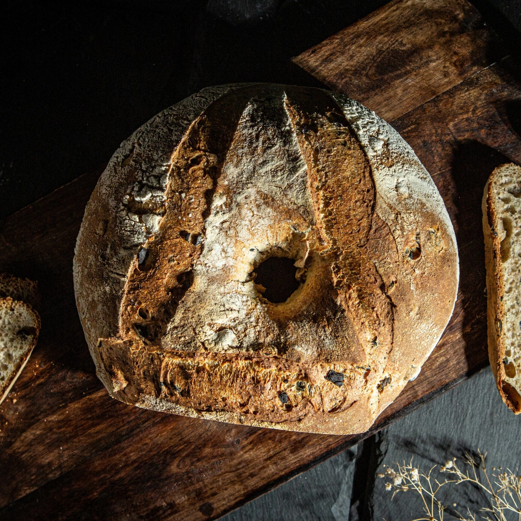 Rustikales Brot auf Holzbrett