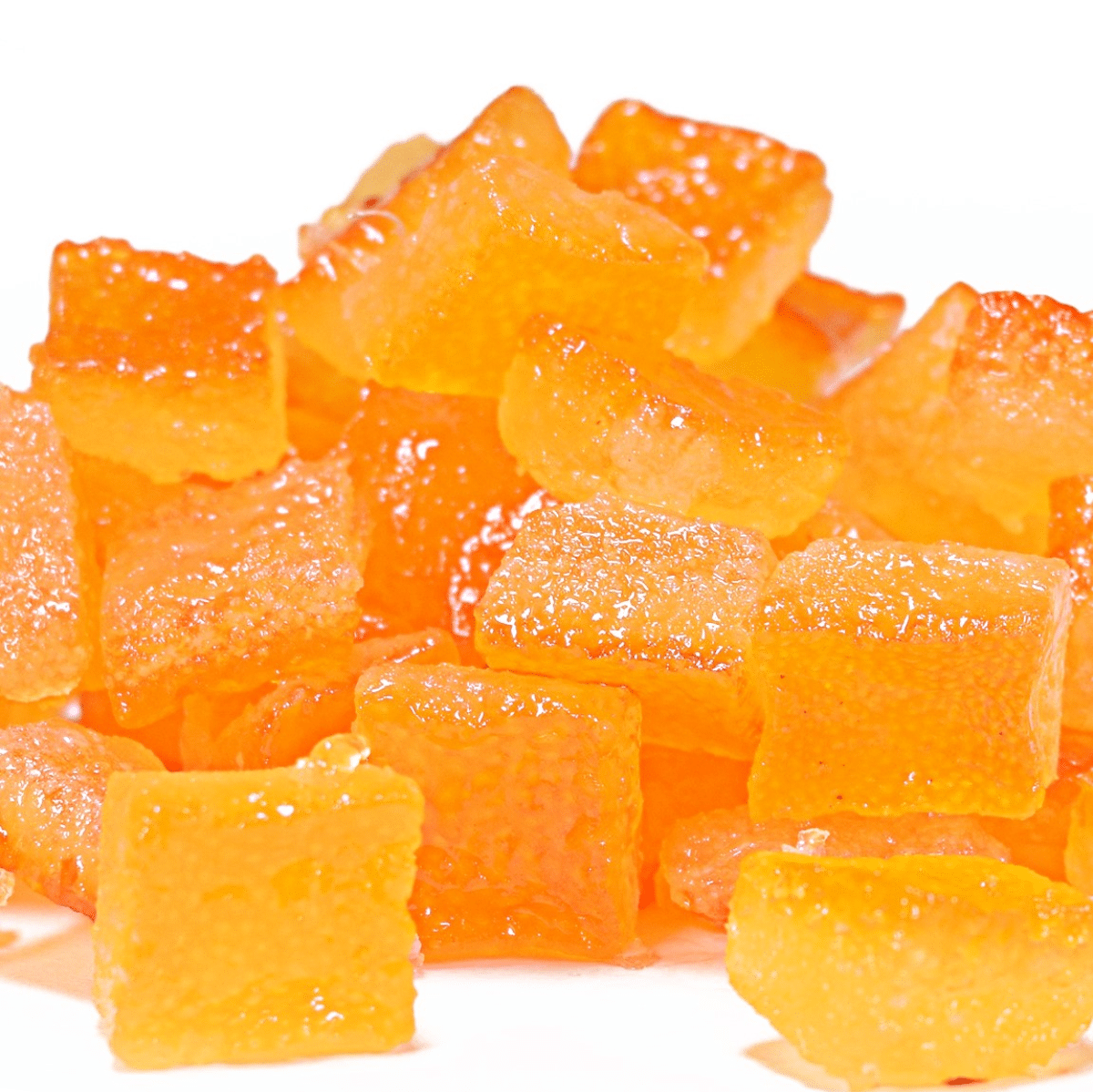 Kandierte Orangenwürfel auf Weiß