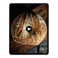 Rustikales Brot auf einem Tablet